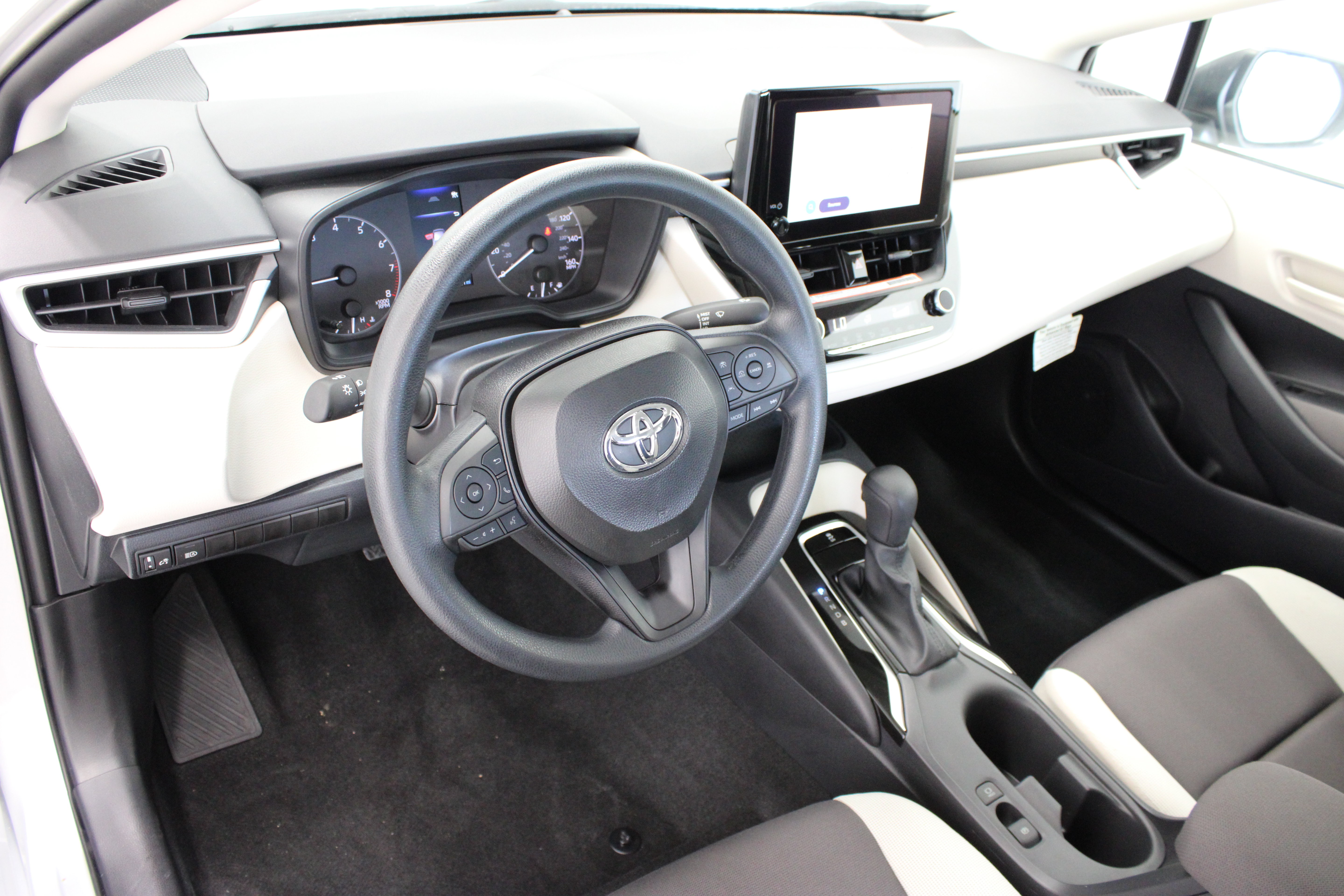 Used 2025 Toyota Corolla LE FWD image 13
