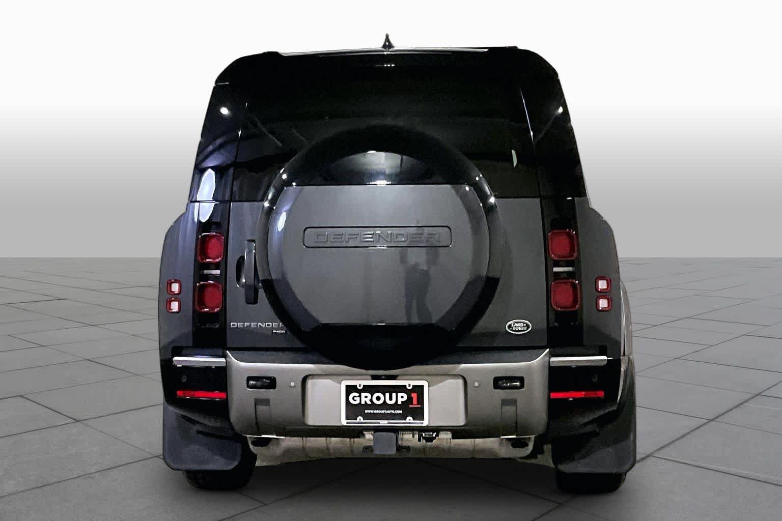Used 2023 Land Rover Defender 130 X-Dynamic SE AWD/4WD image 4