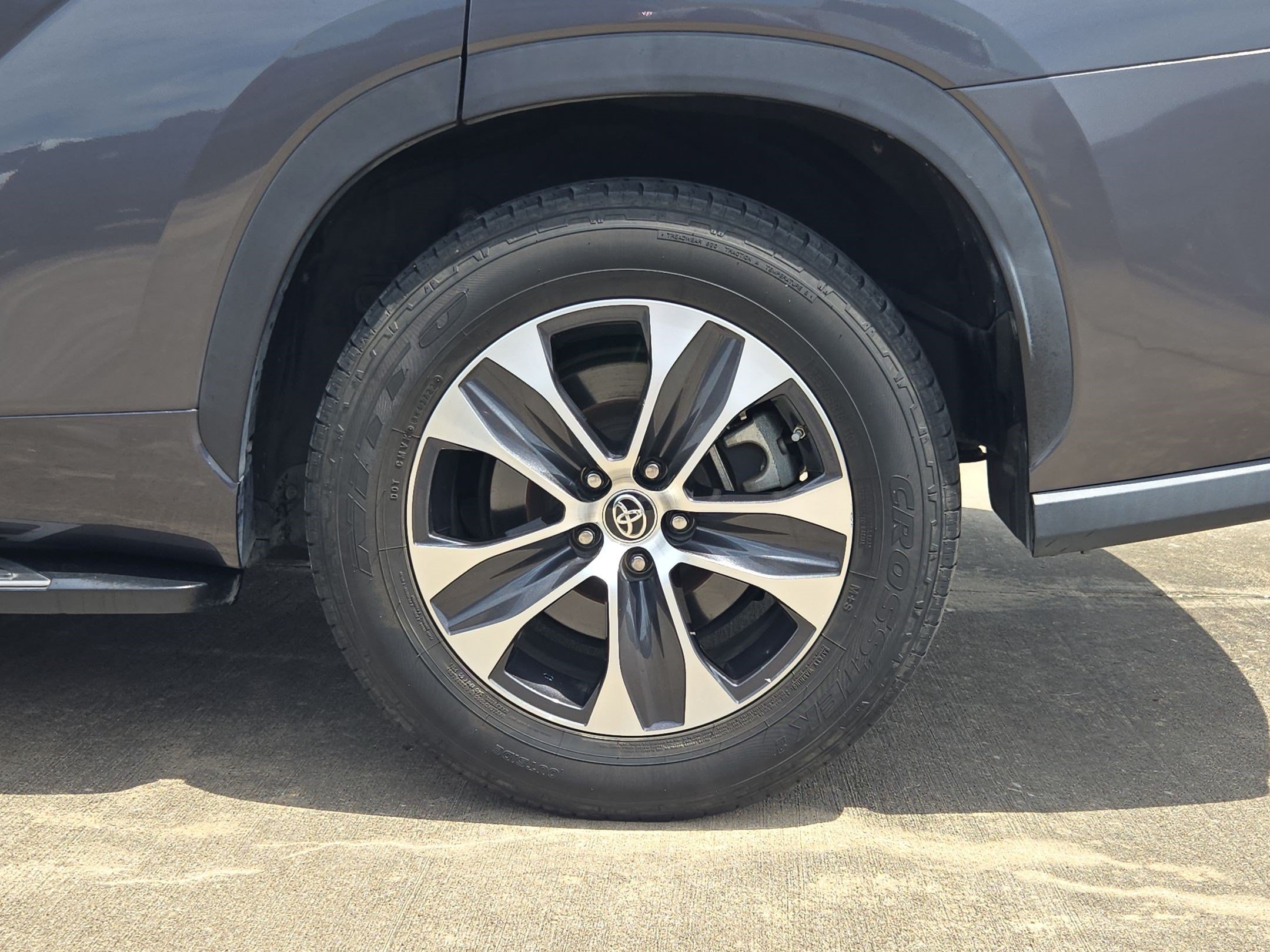 Used 2020 Toyota Highlander XLE FWD image 13