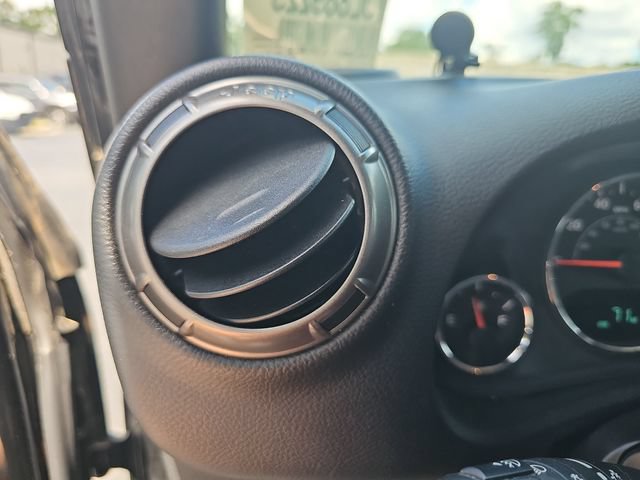Used 2018 Jeep Wrangler Sahara AWD/4WD image 23