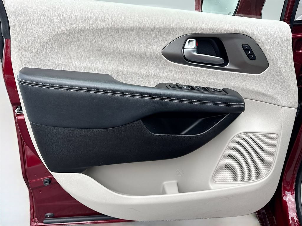 Used 2021 Chrysler Pacifica Touring-L w/ Premium & Safety Sphere Group FWD image 22