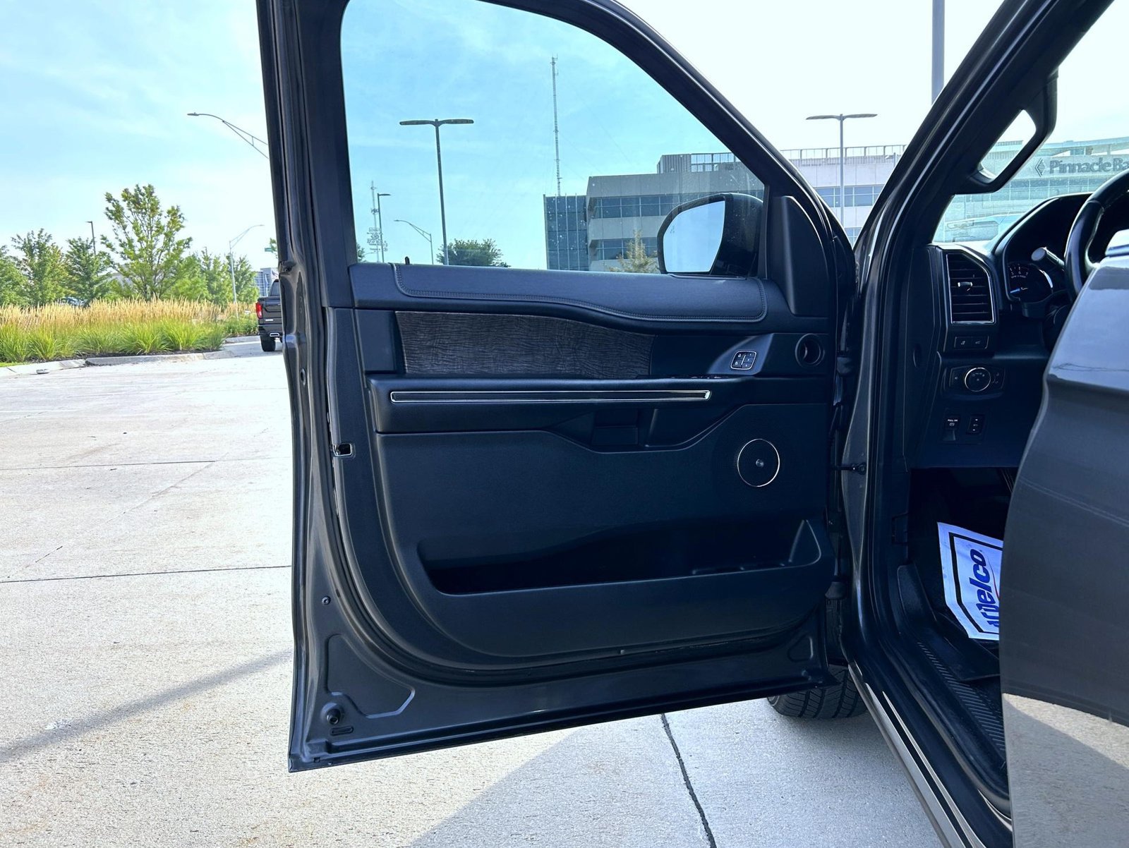 Used 2019 Ford Expedition Limited w/ Equipment Group 301A AWD/4WD image 9