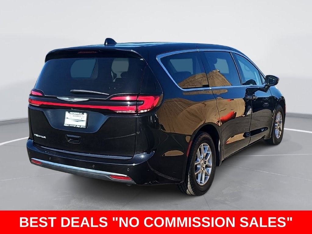 Used 2024 Chrysler Pacifica Touring-L FWD image 3