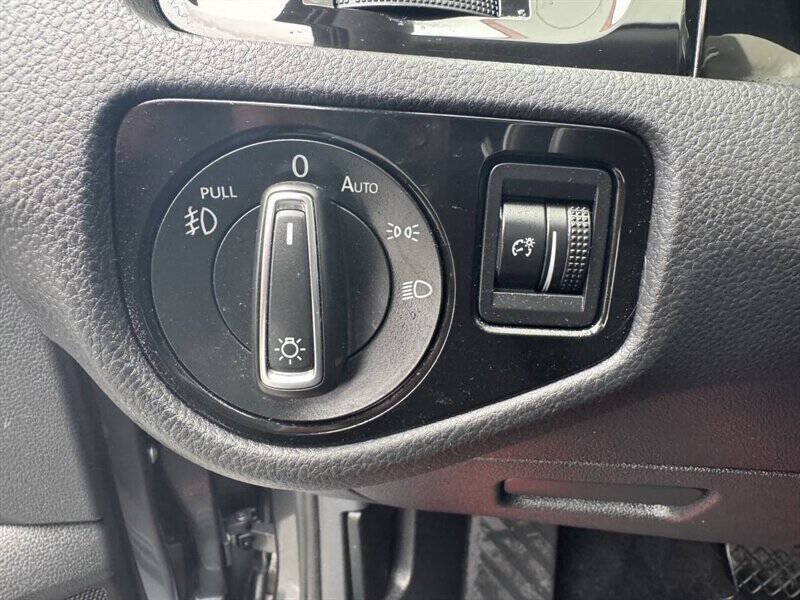 Used 2015 Volkswagen Golf S FWD image 19