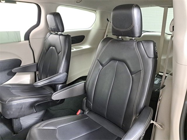 Used 2023 Chrysler Pacifica Touring-L image 13