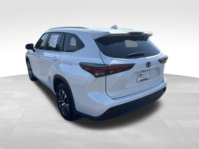 Used 2025 Toyota Highlander XLE FWD image 3