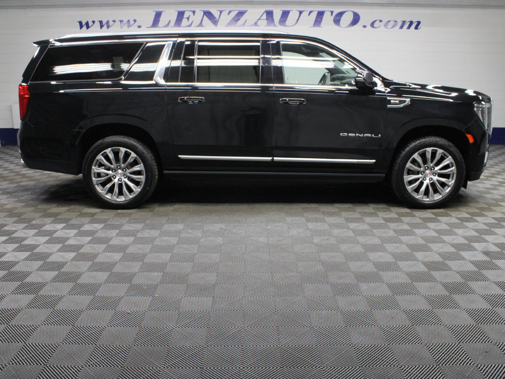 Used 2023 GMC Yukon XL Denali w/ Advanced Technology Package AWD/4WD image 2