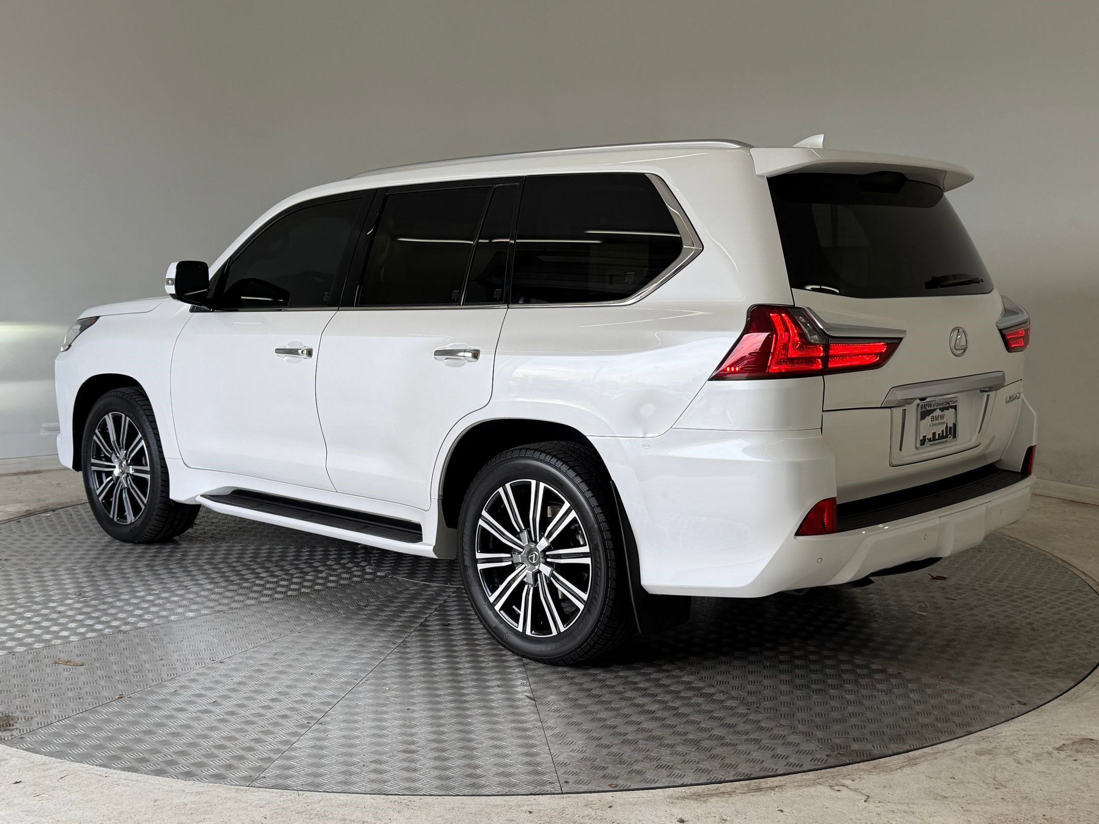 Used 2020 Lexus LX 570 4WD w/ Luxury Package image 3
