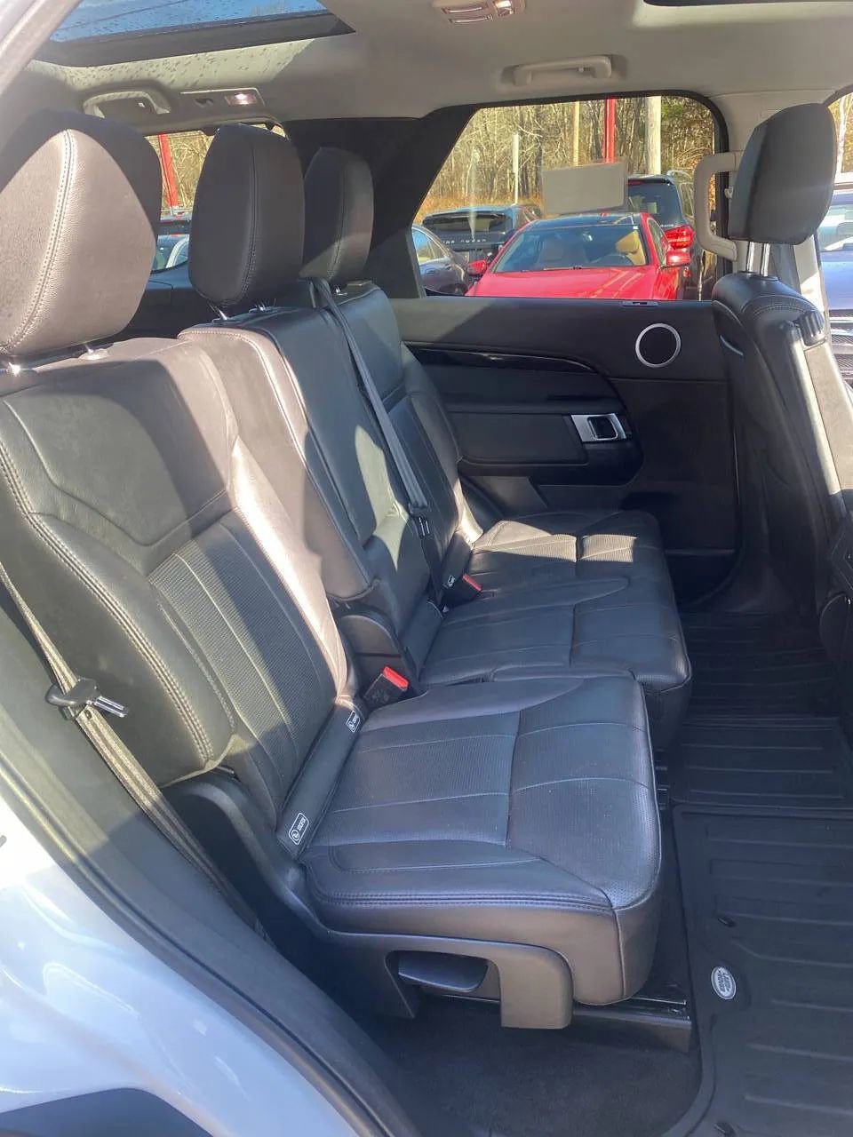 Used 2018 Land Rover Discovery SE image 23