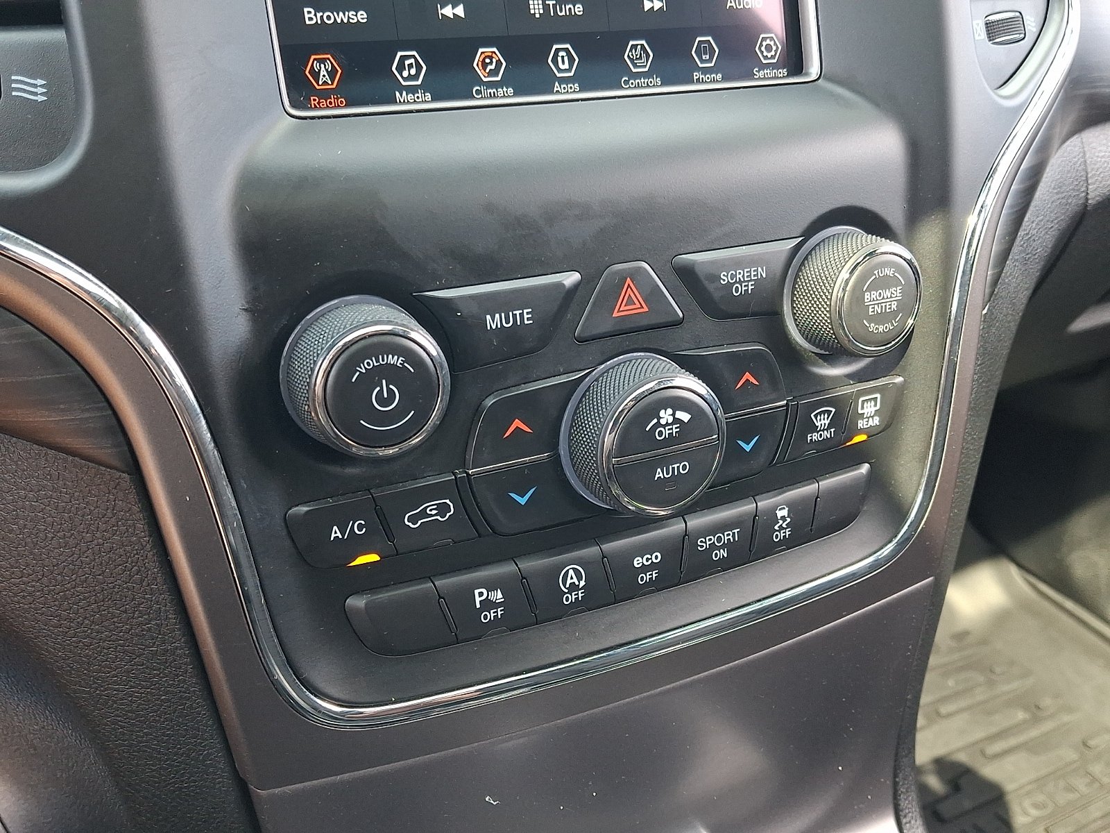 Used 2019 Jeep Grand Cherokee Laredo AWD/4WD image 16