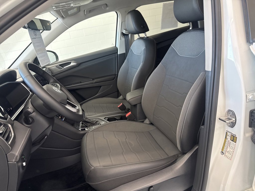 Certified 2025 Volkswagen Taos SE image 10
