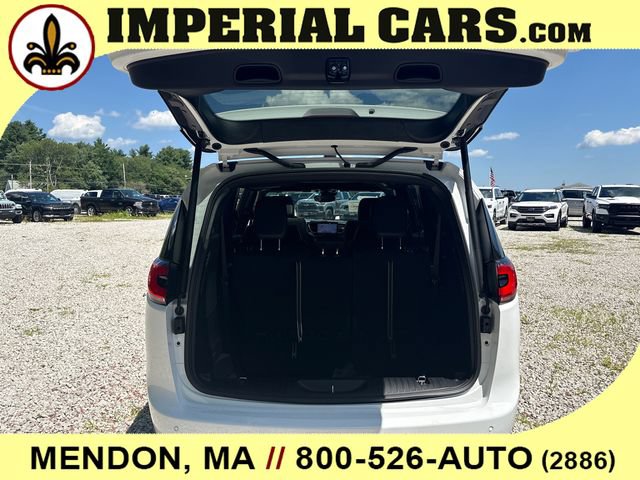 New 2027 Chrysler Pacifica Limited w/ Family Tech Group AWD/4WD image 11