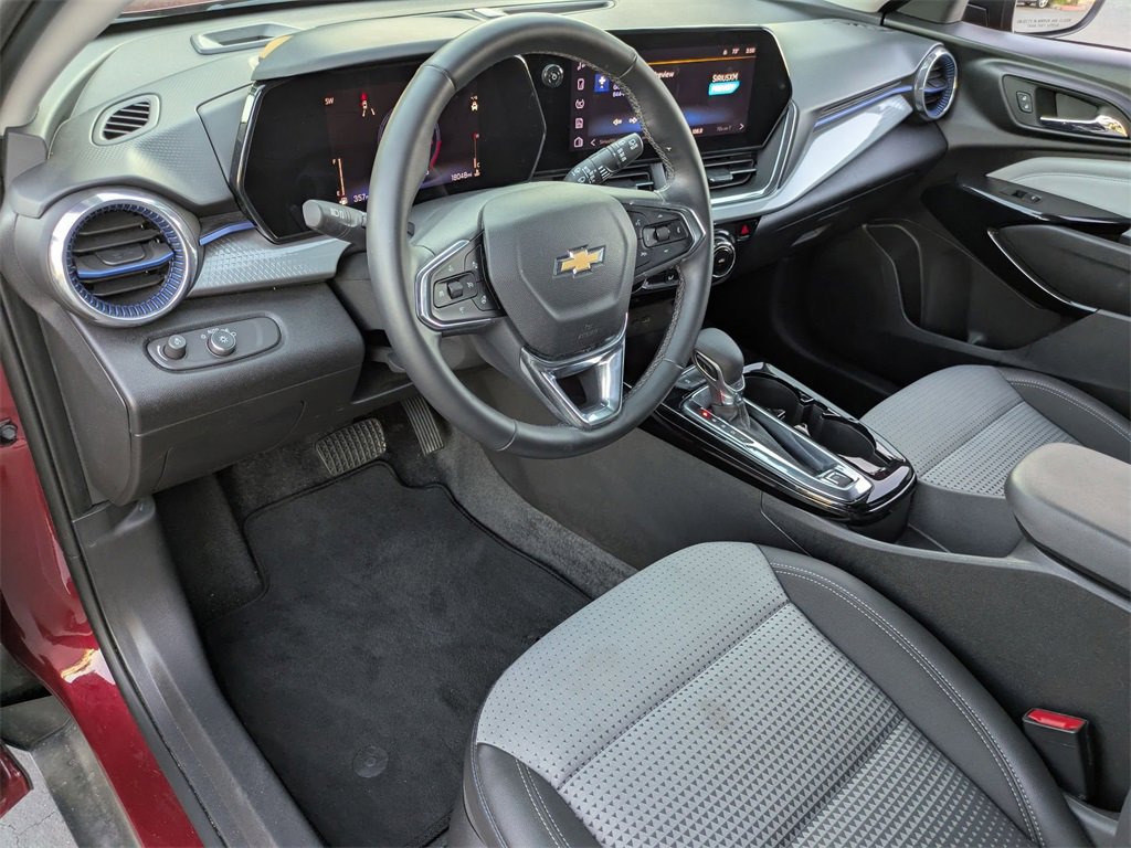 Used 2025 Chevrolet Trax LT w/ LT Convenience Package image 17