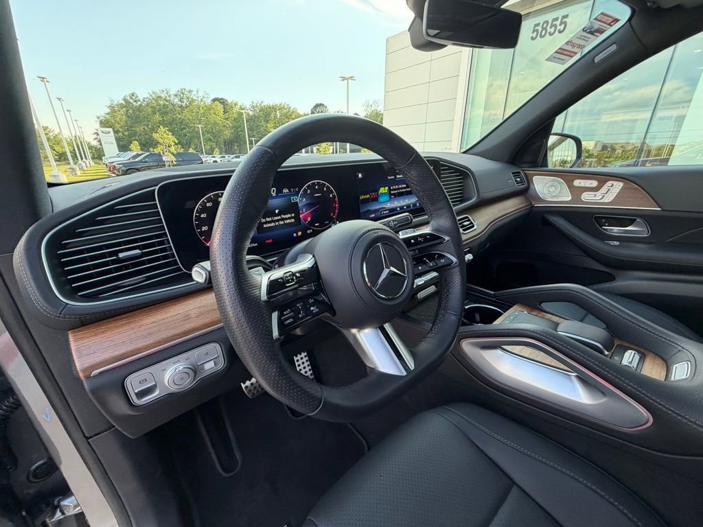 Used 2025 Mercedes-Benz GLS 450 4MATIC image 11