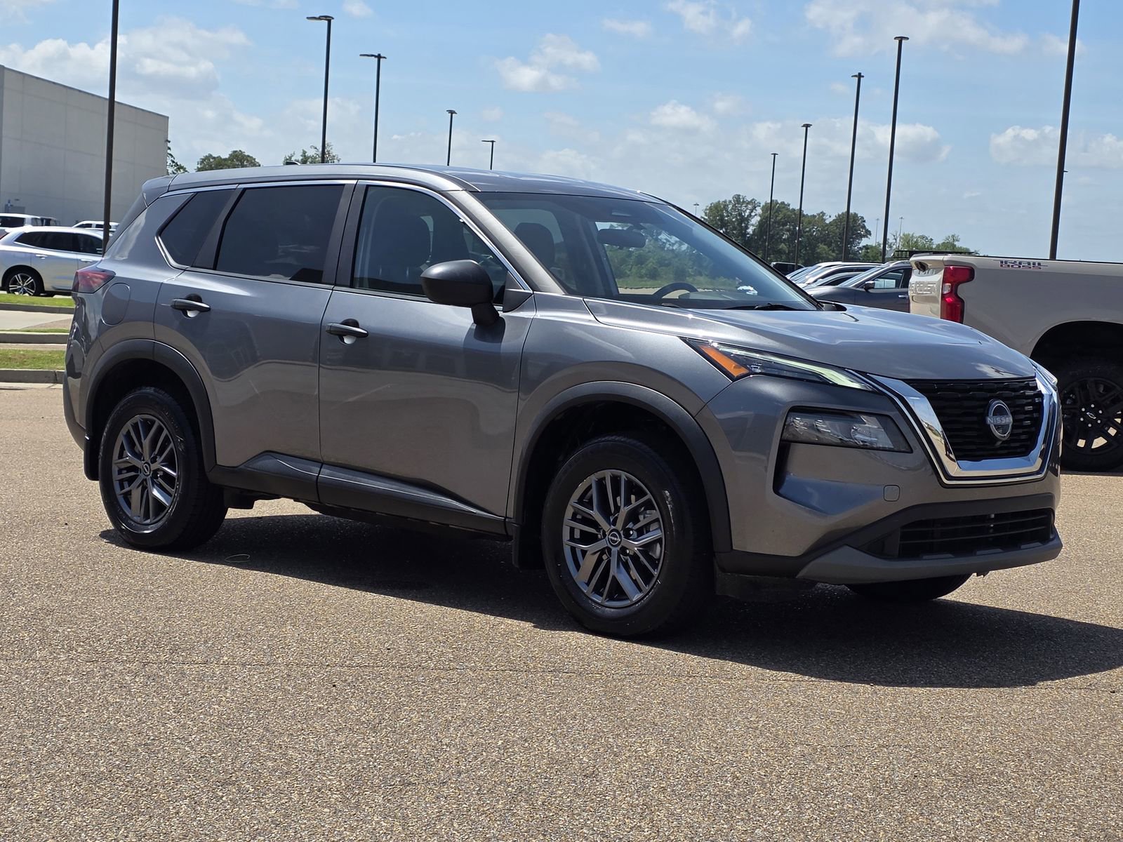 Used 2023 Nissan Rogue S AWD/4WD image 3