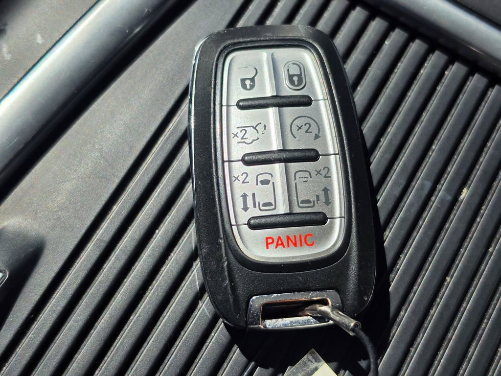 Used 2023 Chrysler Pacifica Touring-L image 29