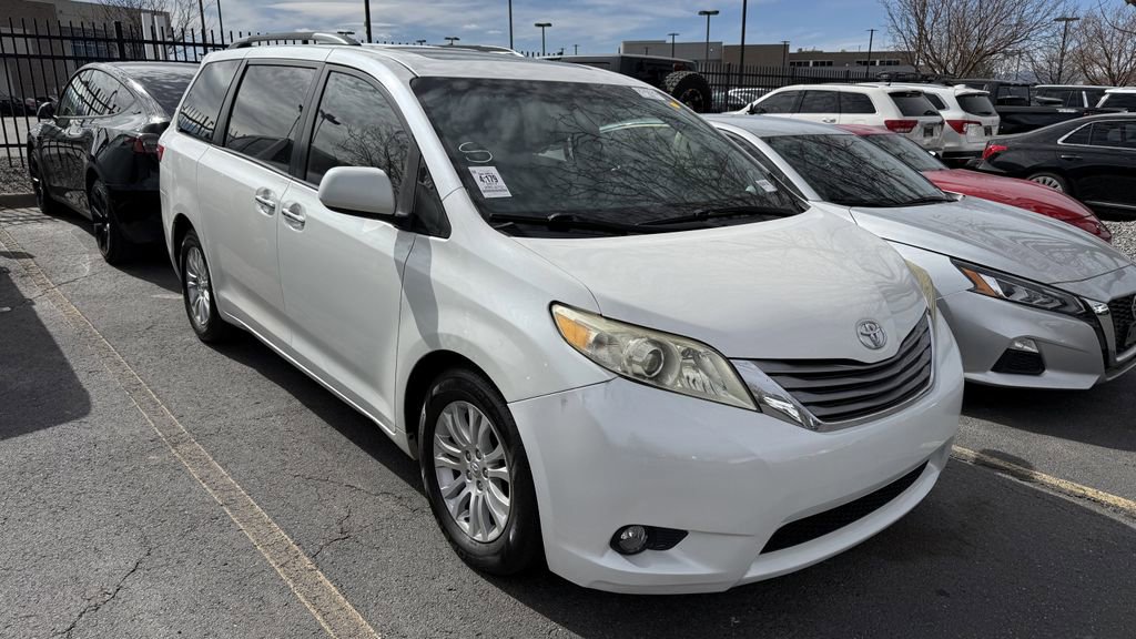 Used 2017 Toyota Sienna XLE w/ XLE Navigation Package image 1