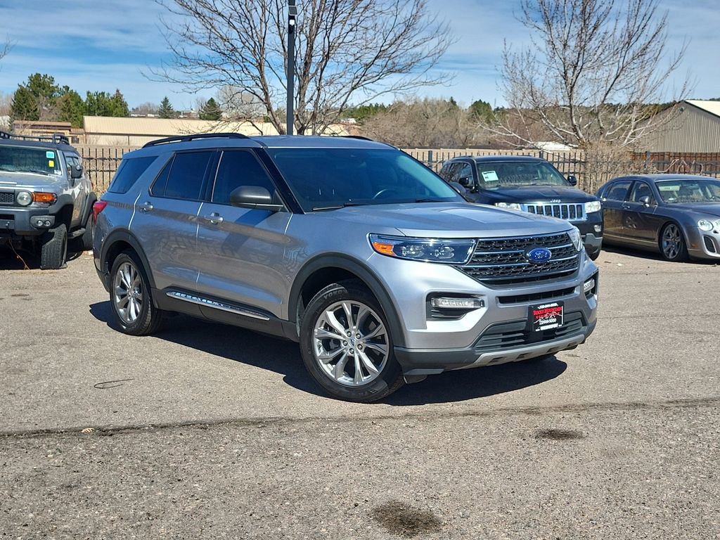 Used 2022 Ford Explorer XLT w/ Equipment Group 202A image 2
