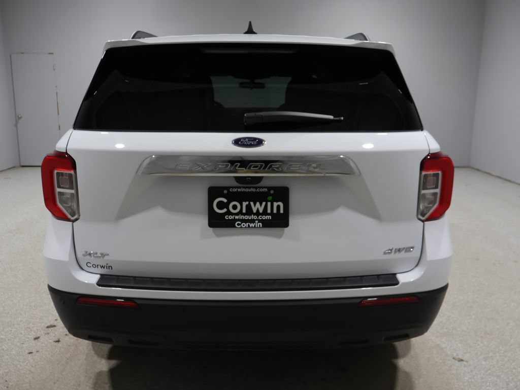 Used 2024 Ford Explorer XLT AWD/4WD image 3
