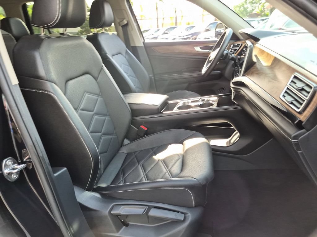 Used 2025 Volkswagen Atlas SE FWD image 32