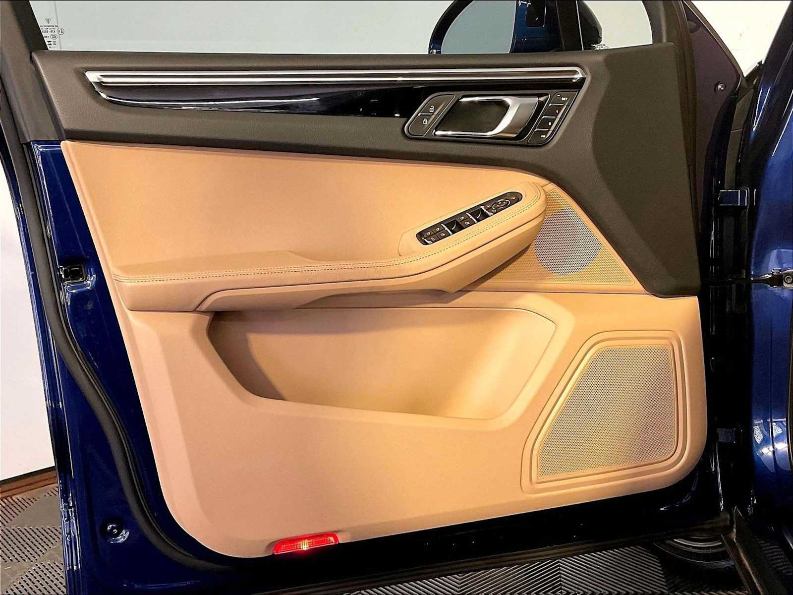 Certified 2023 Porsche Macan AWD/4WD image 25
