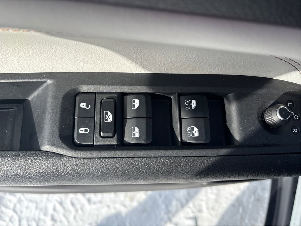 Used 2025 Jeep Compass Limited image 33