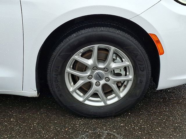 Used 2024 Chrysler Pacifica Touring-L image 30