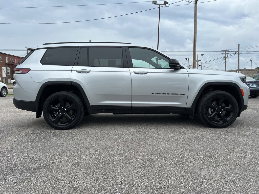 Used 2023 Jeep Grand Cherokee L Laredo image 4
