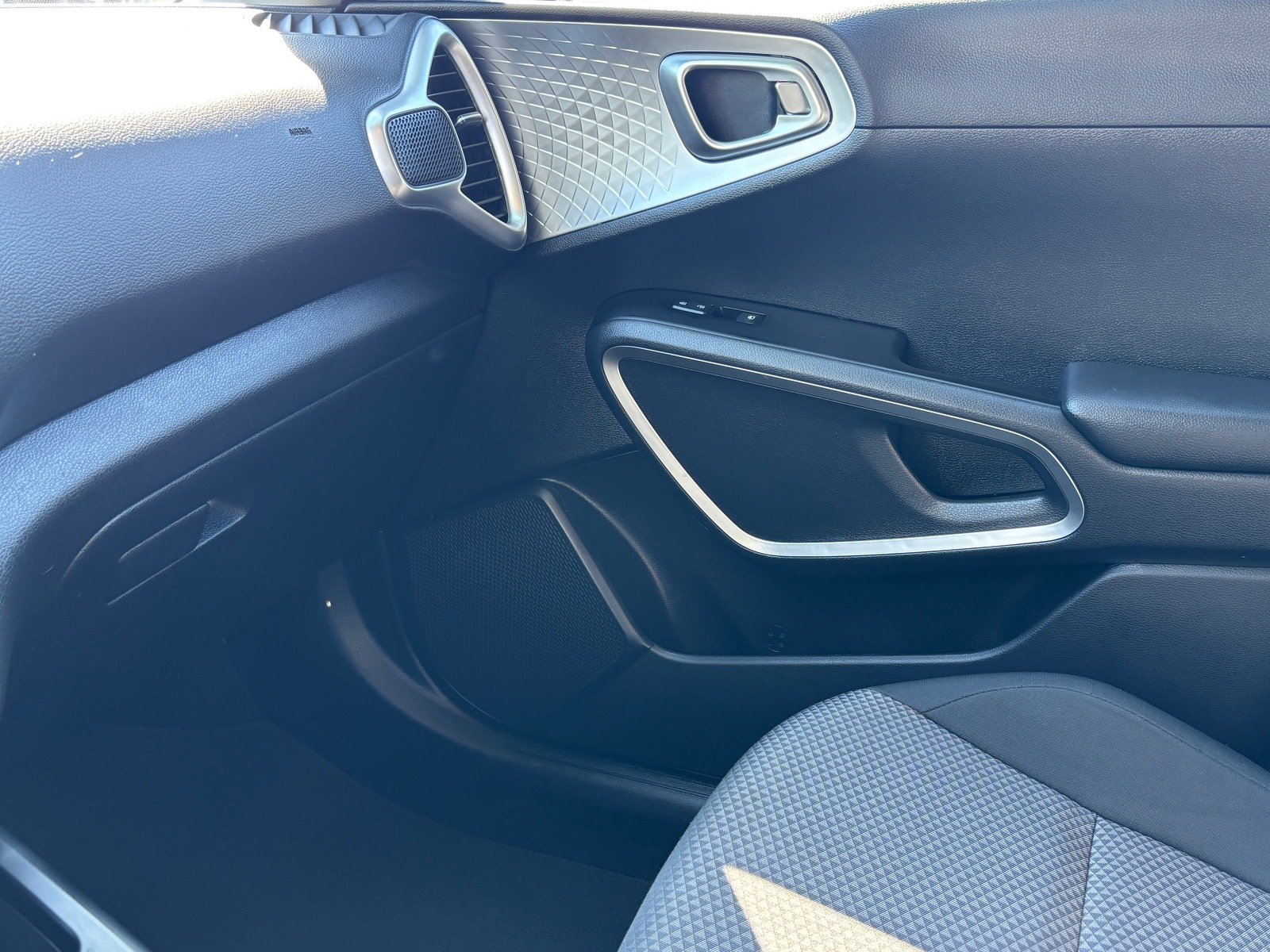 Used 2025 Kia Soul LX w/ LX Technology Package FWD image 19