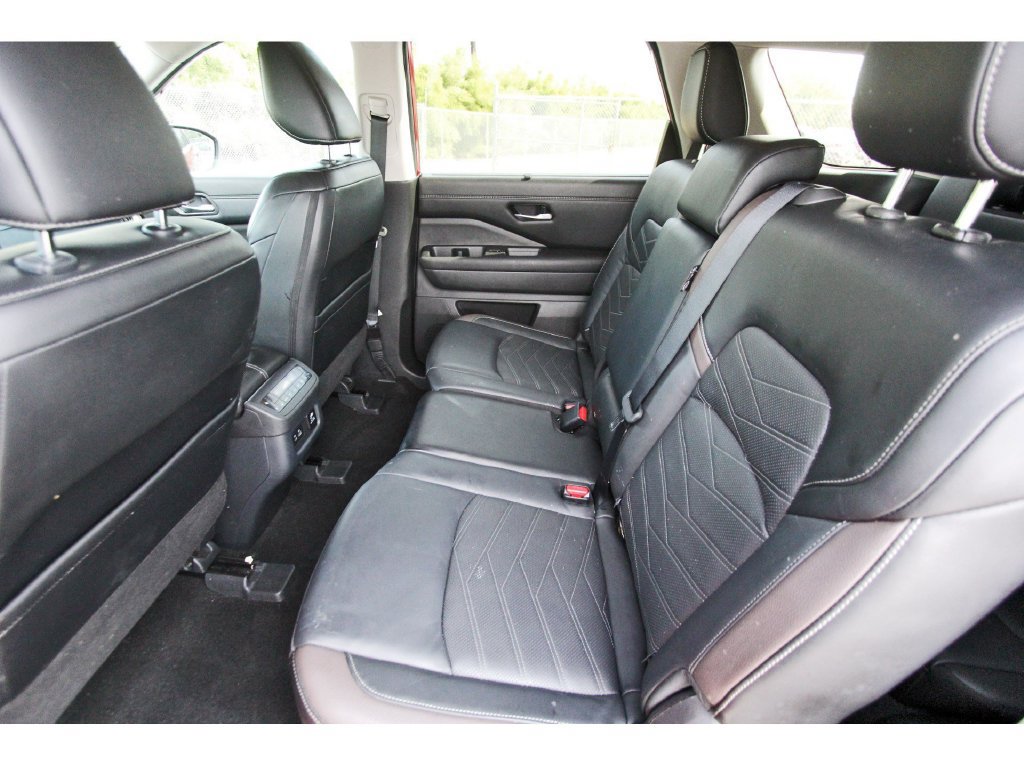 Used 2023 Nissan Pathfinder Platinum w/ Lighting Package (N93) FWD image 14