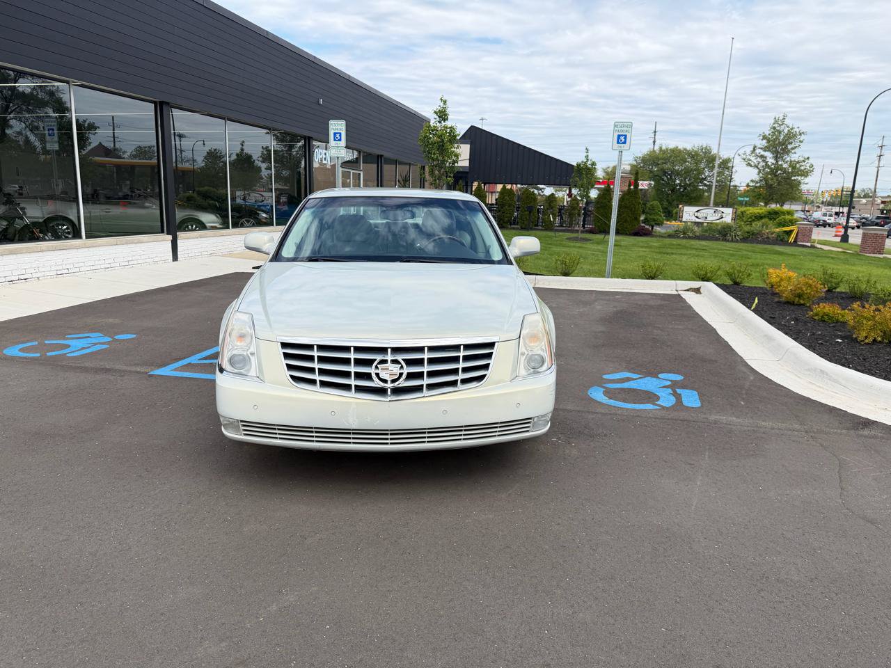 Used 2009 Cadillac DTS FWD image 2