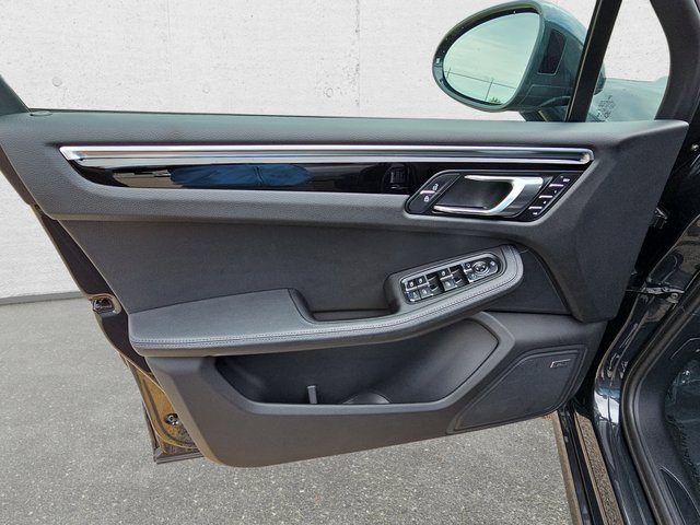 Used 2024 Porsche Macan image 29