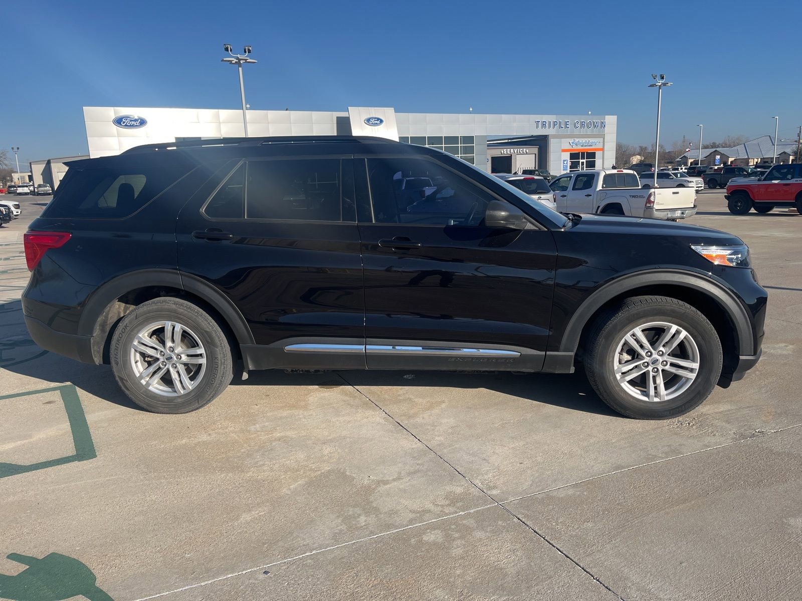 Used 2023 Ford Explorer XLT image 8
