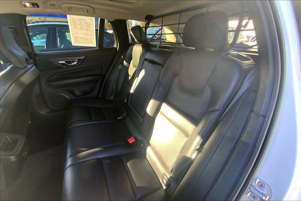 Used 2022 Volvo V60 T5 Cross Country image 21