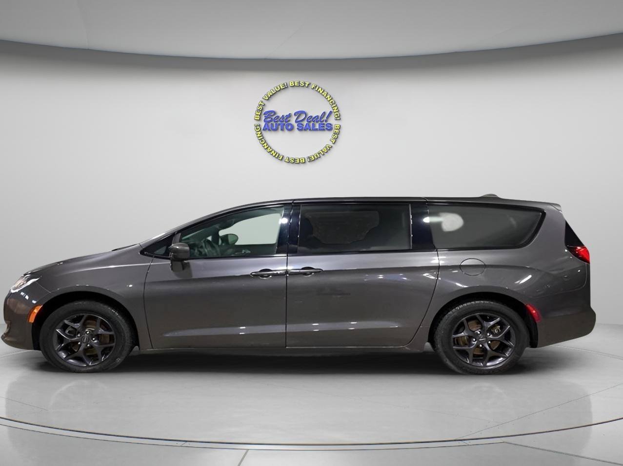 Used 2018 Chrysler Pacifica Touring Plus w/ S Appearance Package FWD image 2