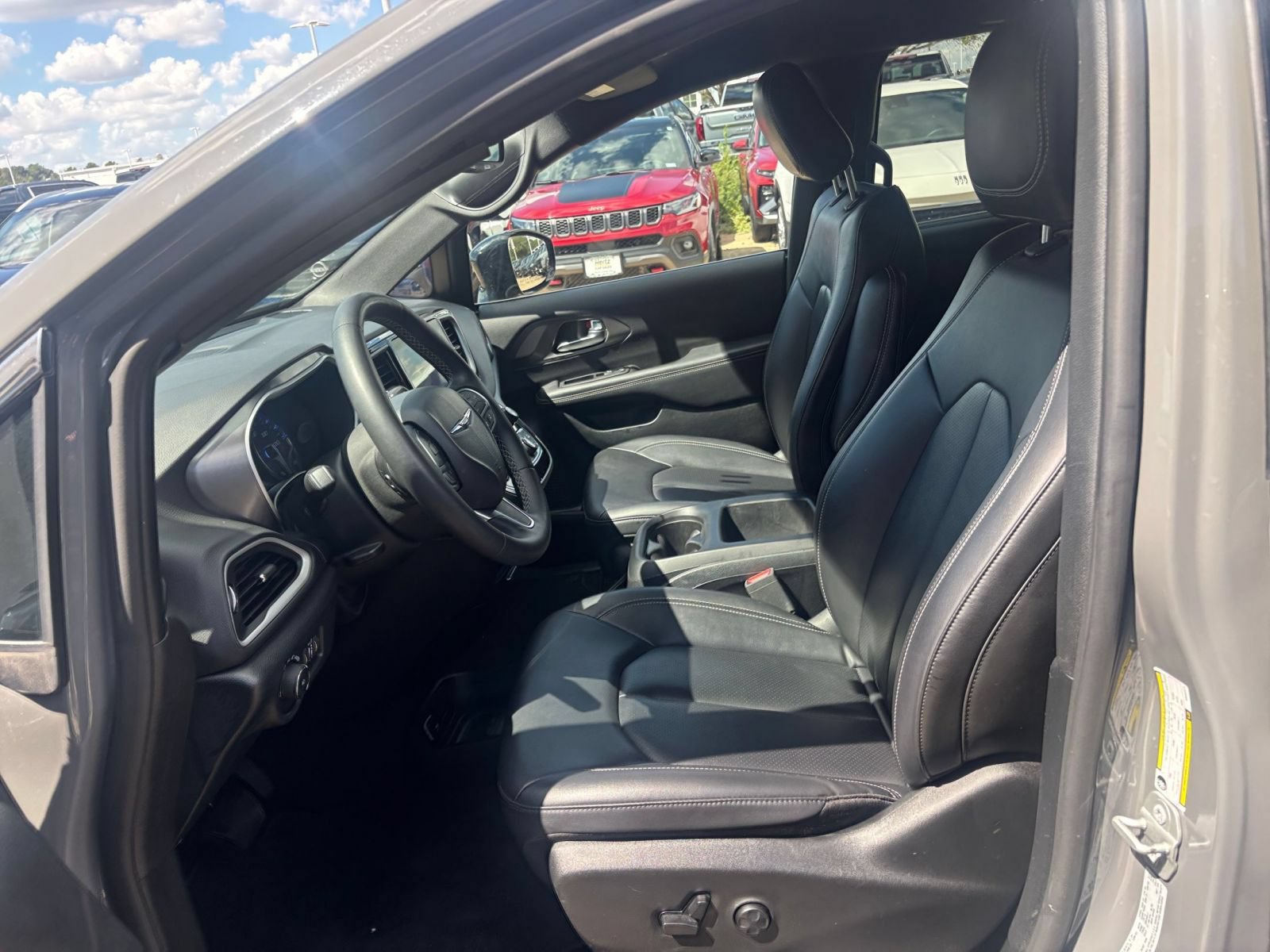 Used 2025 Chrysler Pacifica Select FWD image 28
