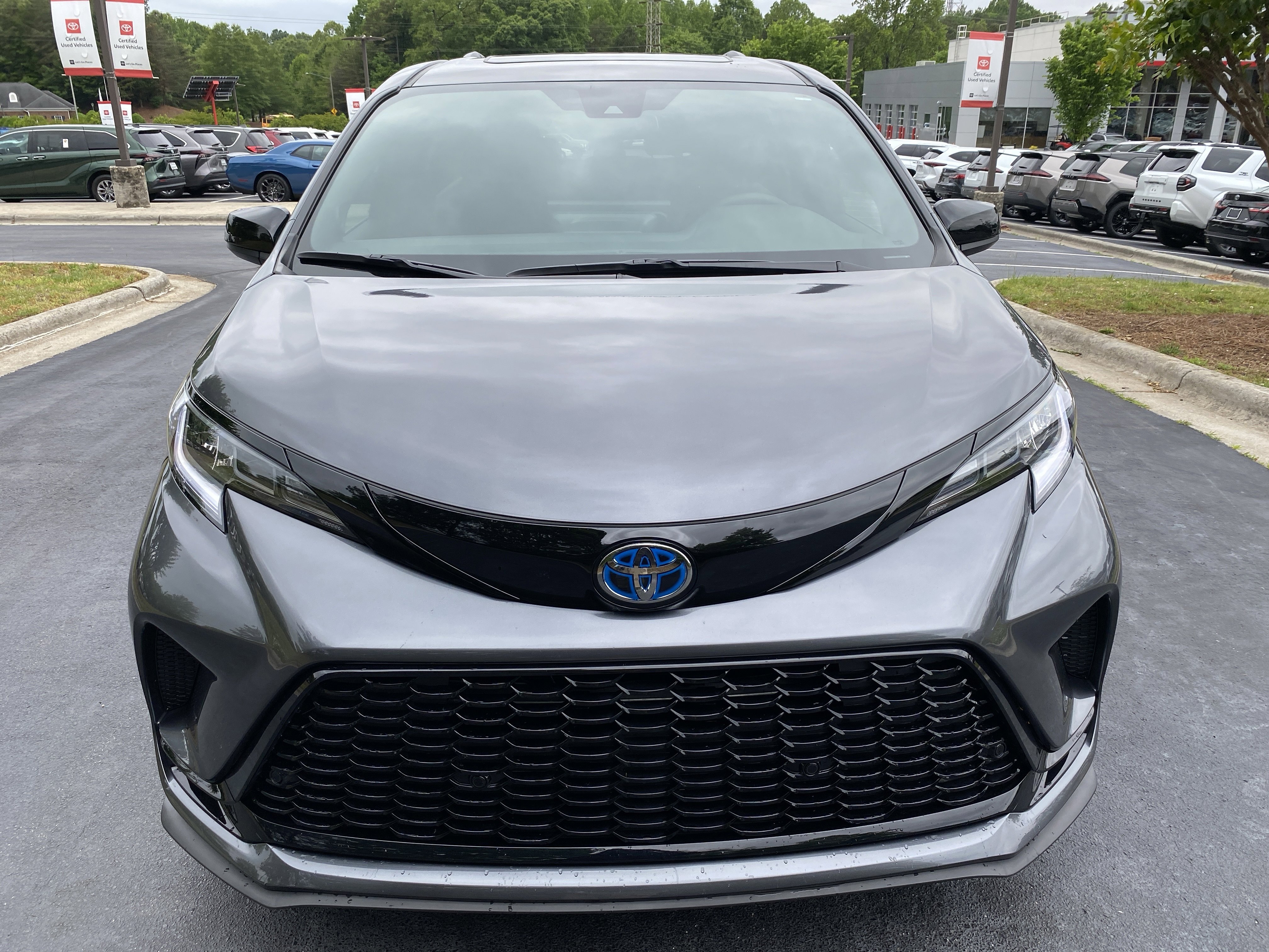 Certified 2025 Toyota Sienna XSE w/ XSE Plus Package FWD image 2