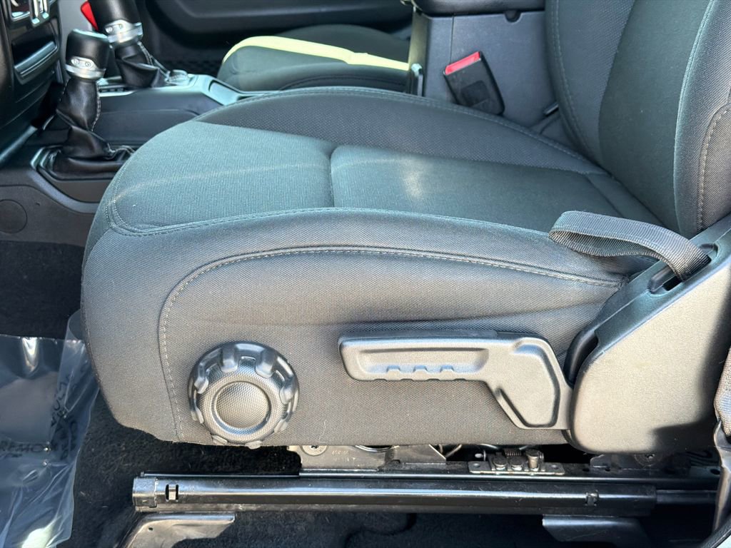 Used 2020 Jeep Wrangler Unlimited Sahara AWD/4WD image 15