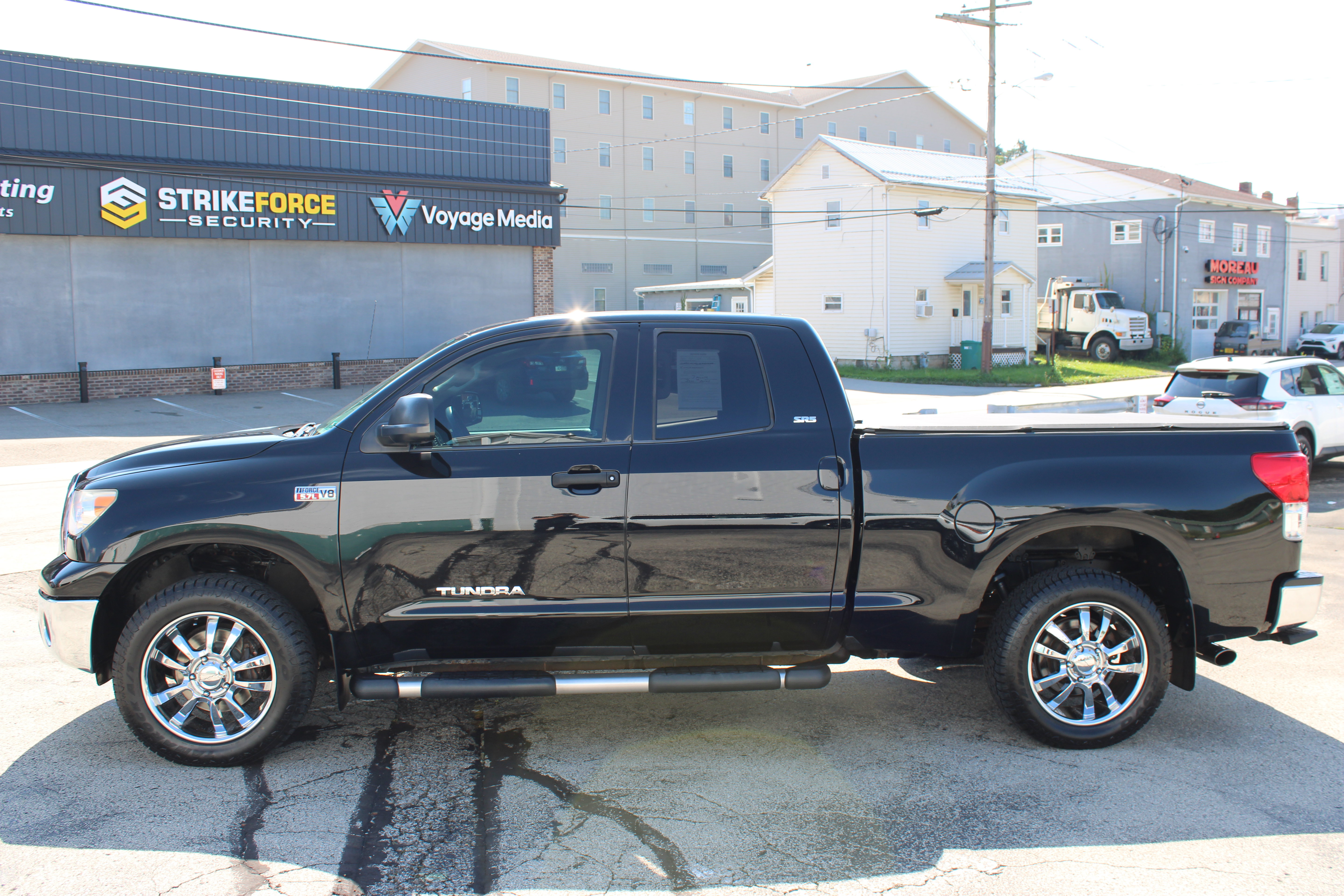 Used 2013 Toyota Tundra 4x4 Double Cab w/ SR5 Pkg image 2