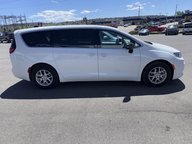Used 2024 Chrysler Pacifica Touring-L image 3