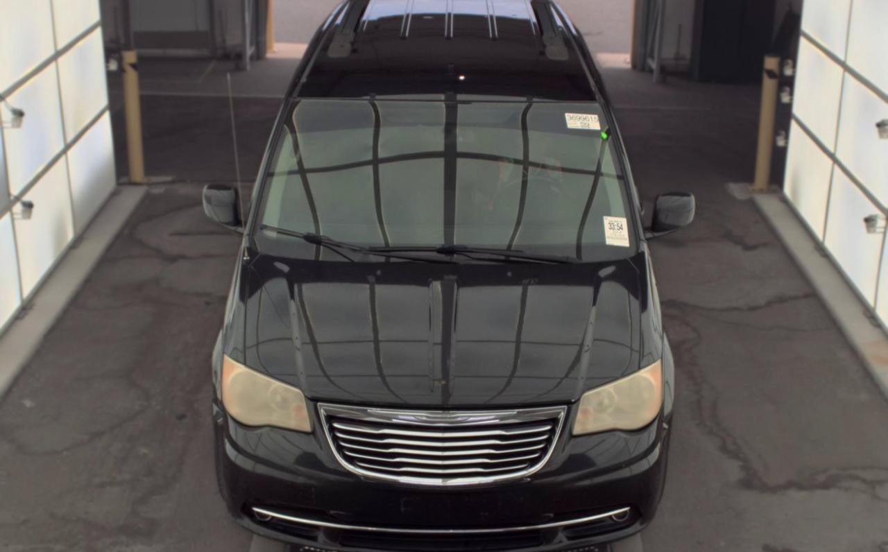 Used 2014 Chrysler Town & Country Touring FWD image 2