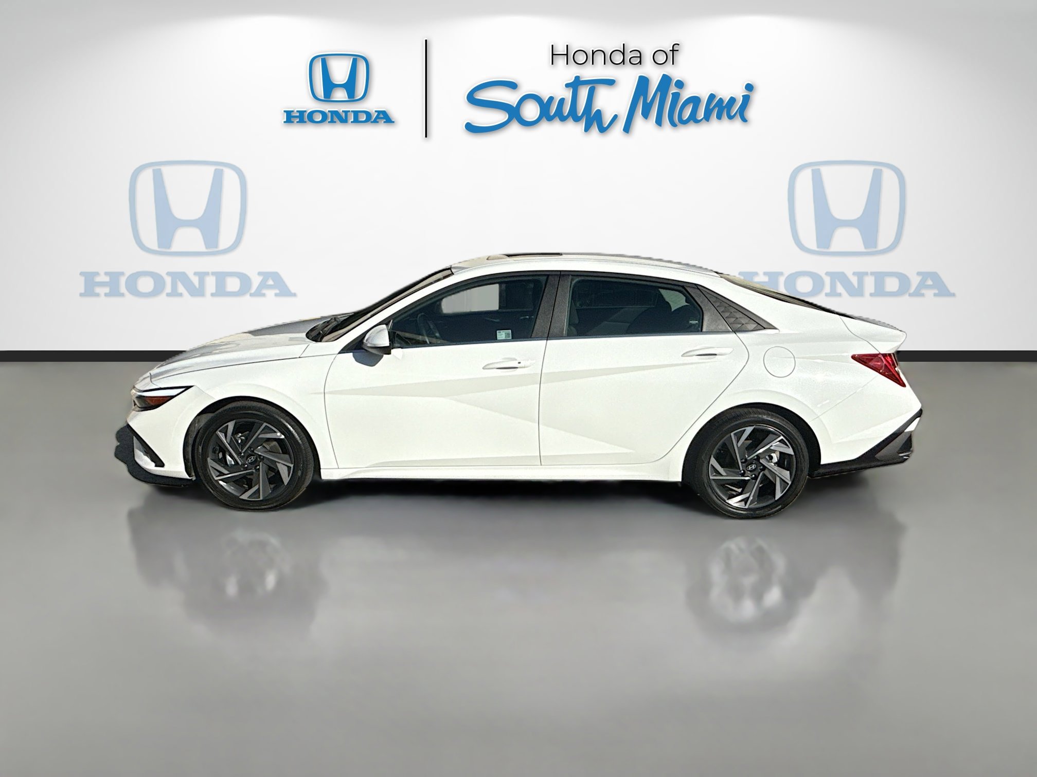 Used 2025 Hyundai Elantra SEL FWD image 4
