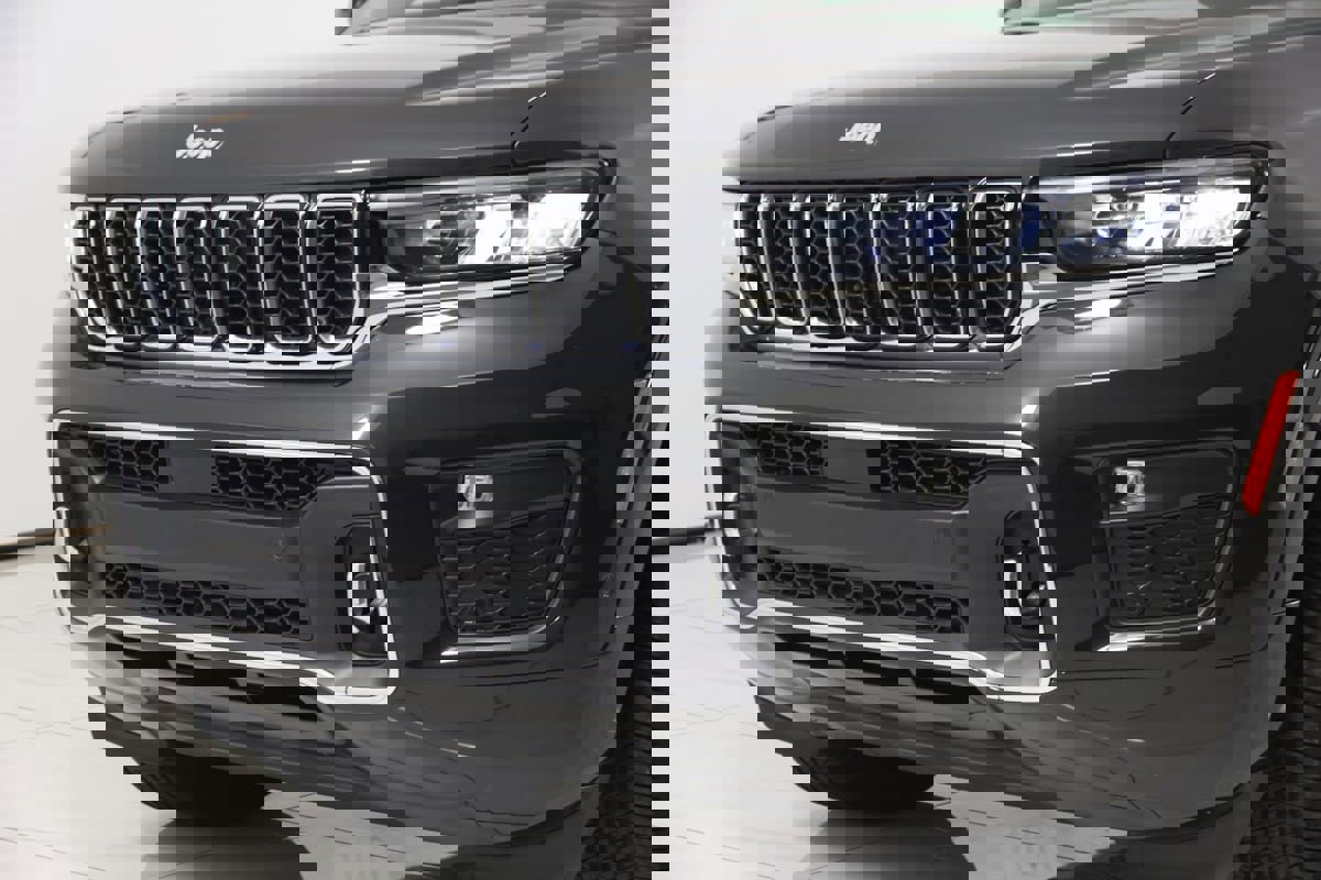 Used 2024 Jeep Grand Cherokee Overland w/ Luxury Tech Group IV image 56
