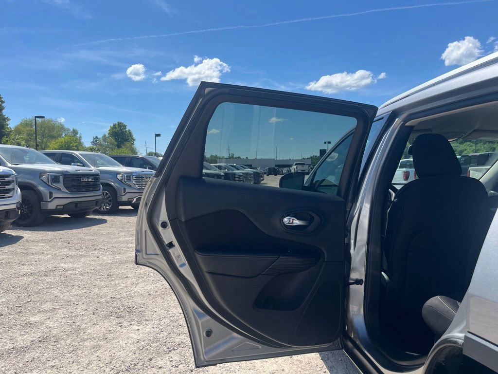 Used 2017 Jeep Cherokee Latitude w/ Cold Weather Group AWD/4WD image 27
