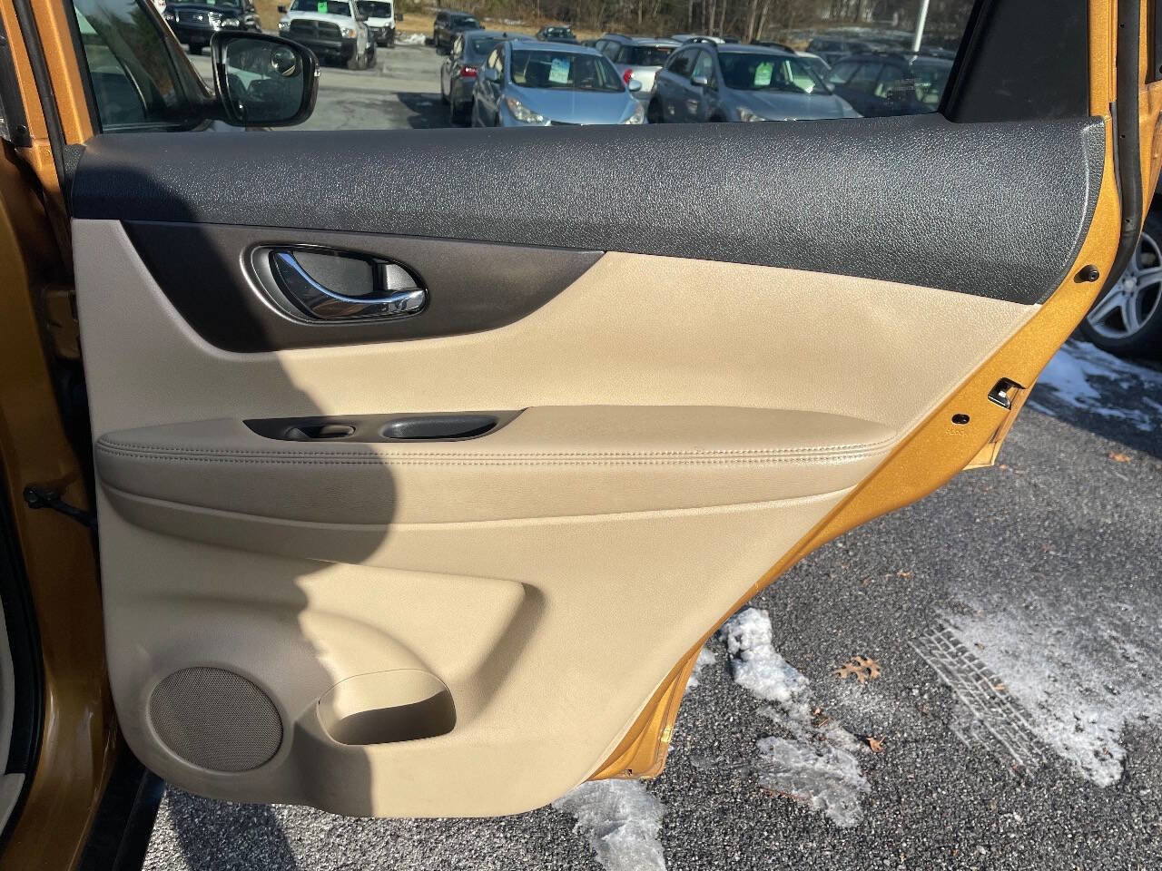 Used 2015 Nissan Rogue SV w/ SV Moonroof Package image 33