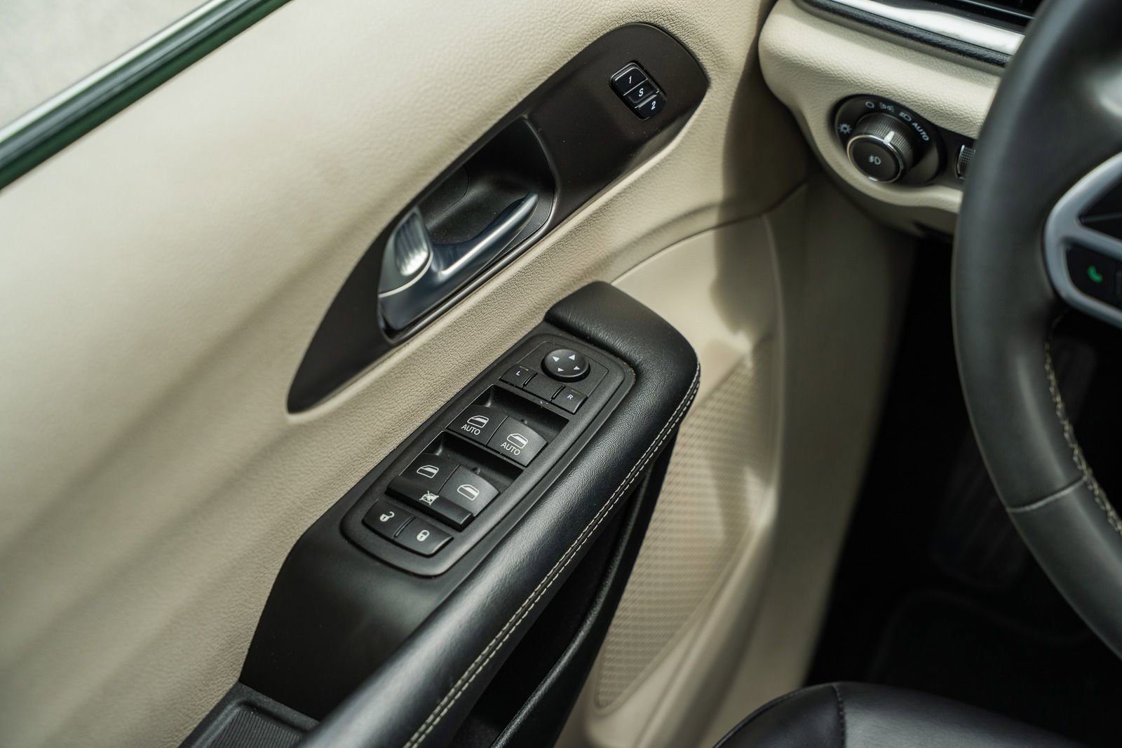 Used 2023 Chrysler Pacifica Touring-L FWD image 34