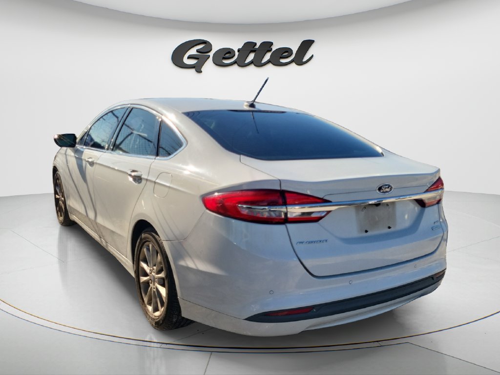 Used 2017 Ford Fusion SE FWD image 4