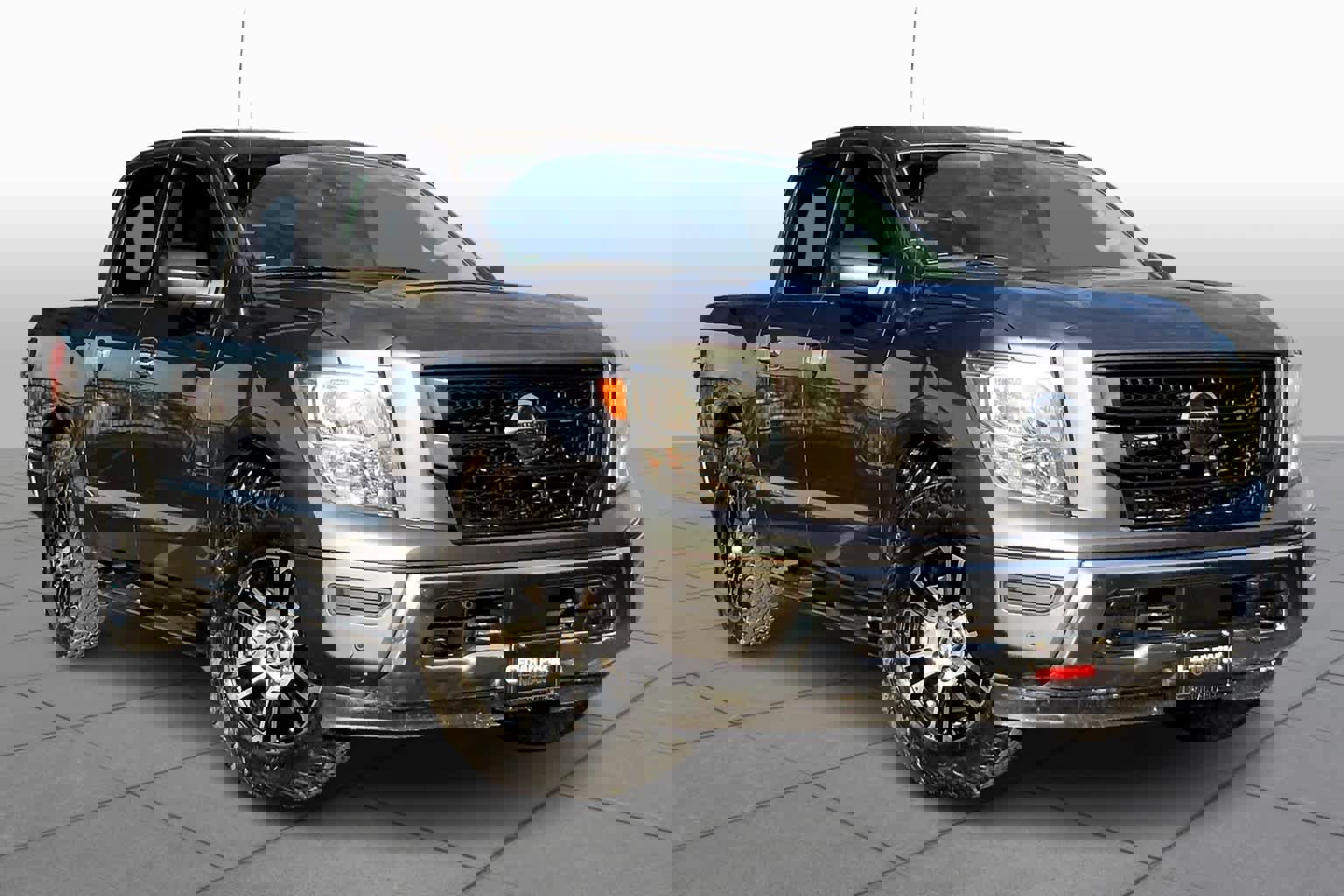 Used 2021 Nissan Titan SV w/ SV Convenience Package image 3