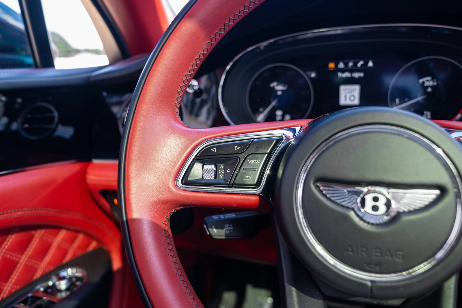 Used 2021 Bentley Bentayga AWD/4WD image 59