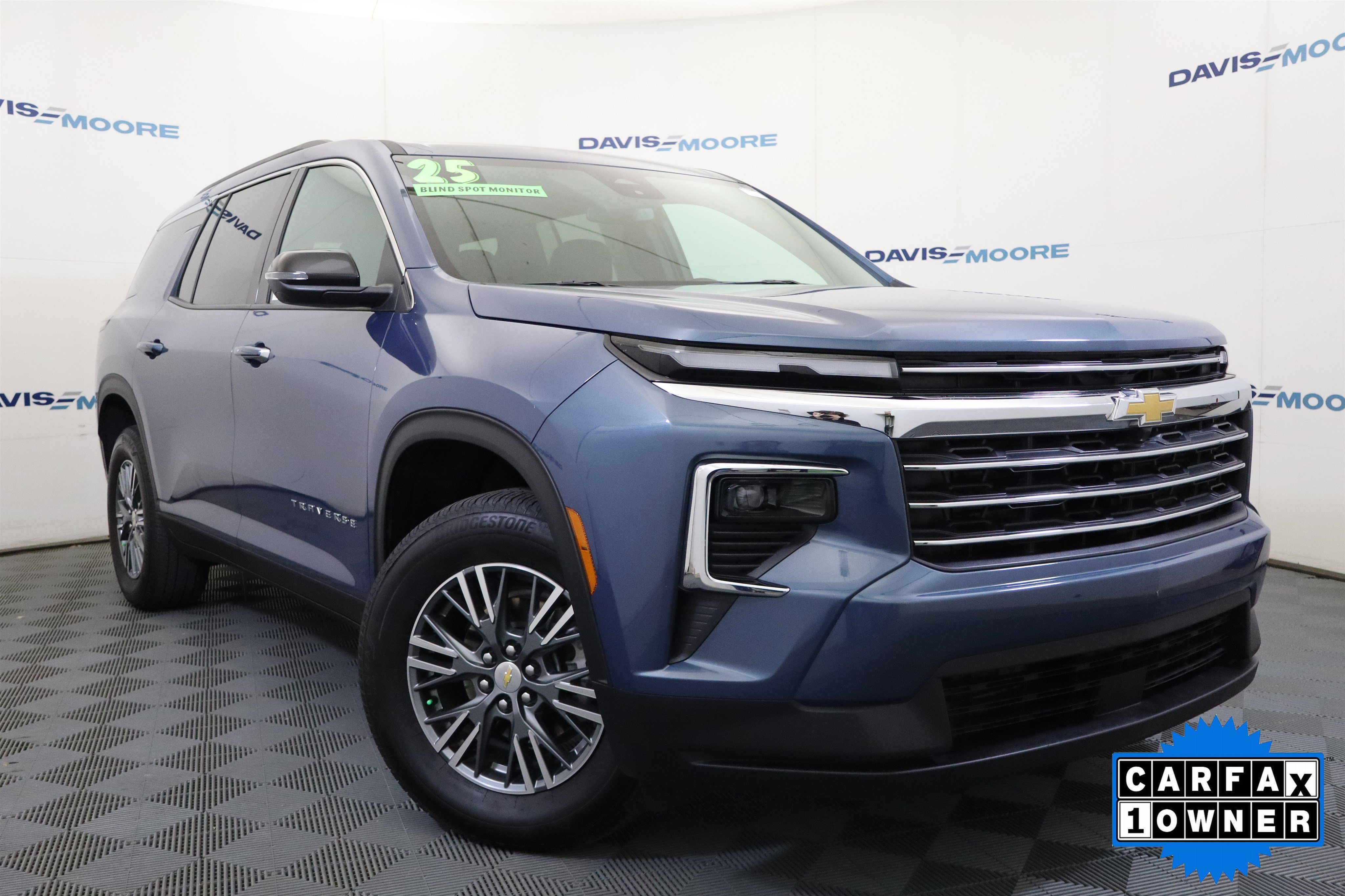 Used 2025 Chevrolet Traverse LT image 2